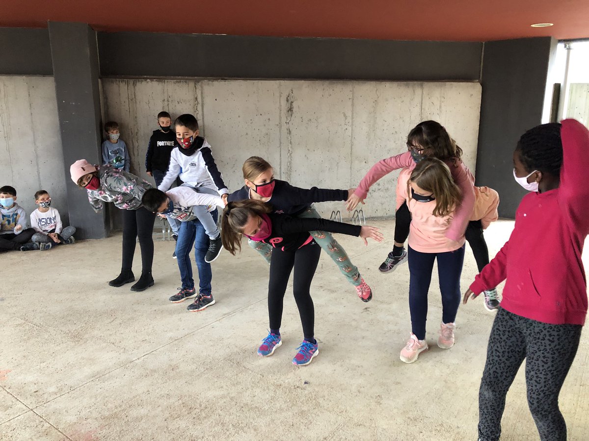 ie_martamata's tweet photo. Avui els alumnes de 4tC hem baixat a ensenyar com cantem i ballem als infants de p4. Tot i les restriccions ens agrada compartir el que aprenem. A més, els petitons també ens han ensenyat com canten i ballen! Ha set molt bonic. #PrimIEMM #Setmanadelamúsica https://t.co/gCAoNowj1m