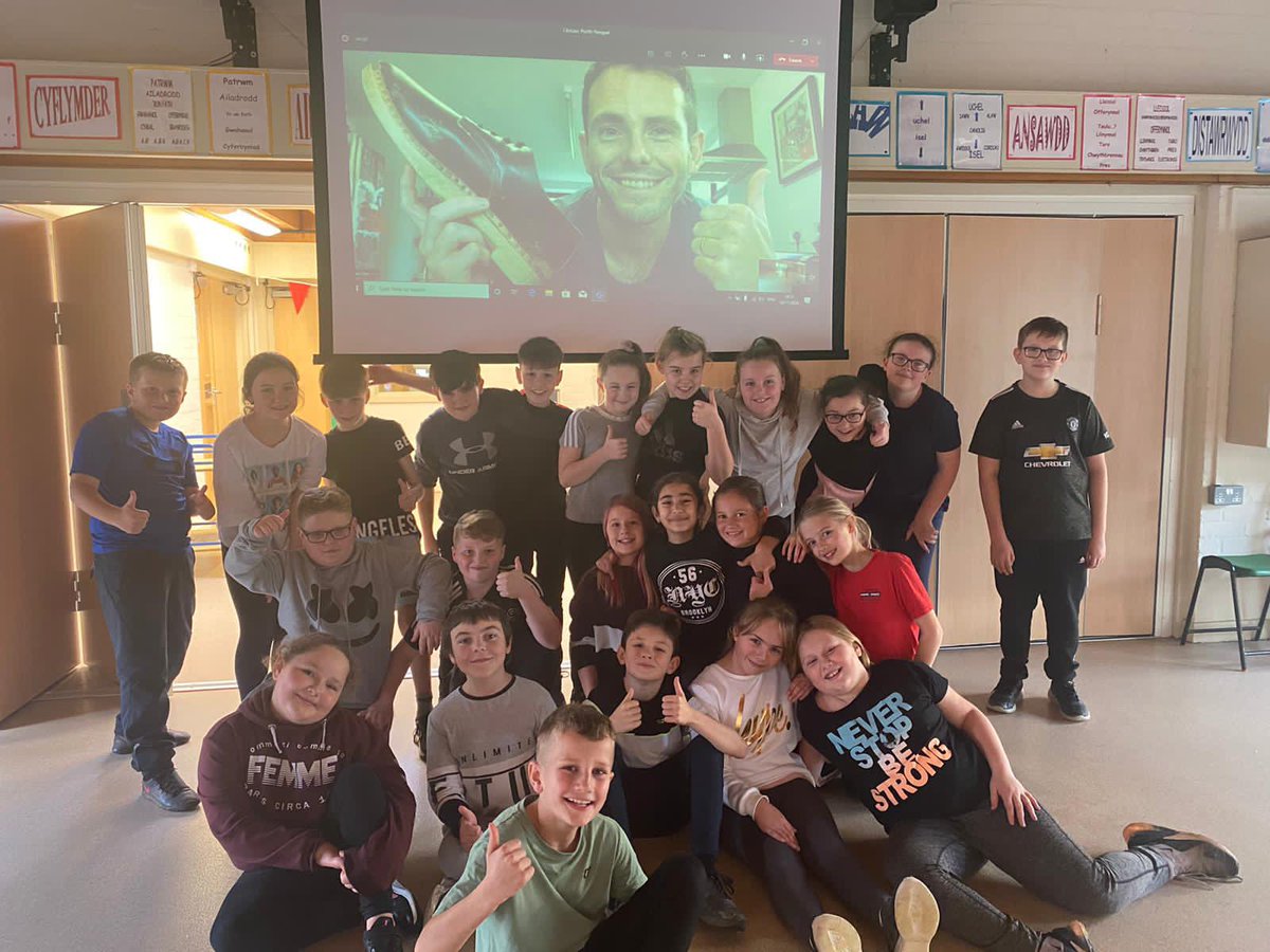 YsgolCymerau's tweet image. Bu CA2 fwynhau eu sesiynau @clocsffit gyda @Twudur! 

KS2 enjoyed their Clocs Ffit session with Tudur!