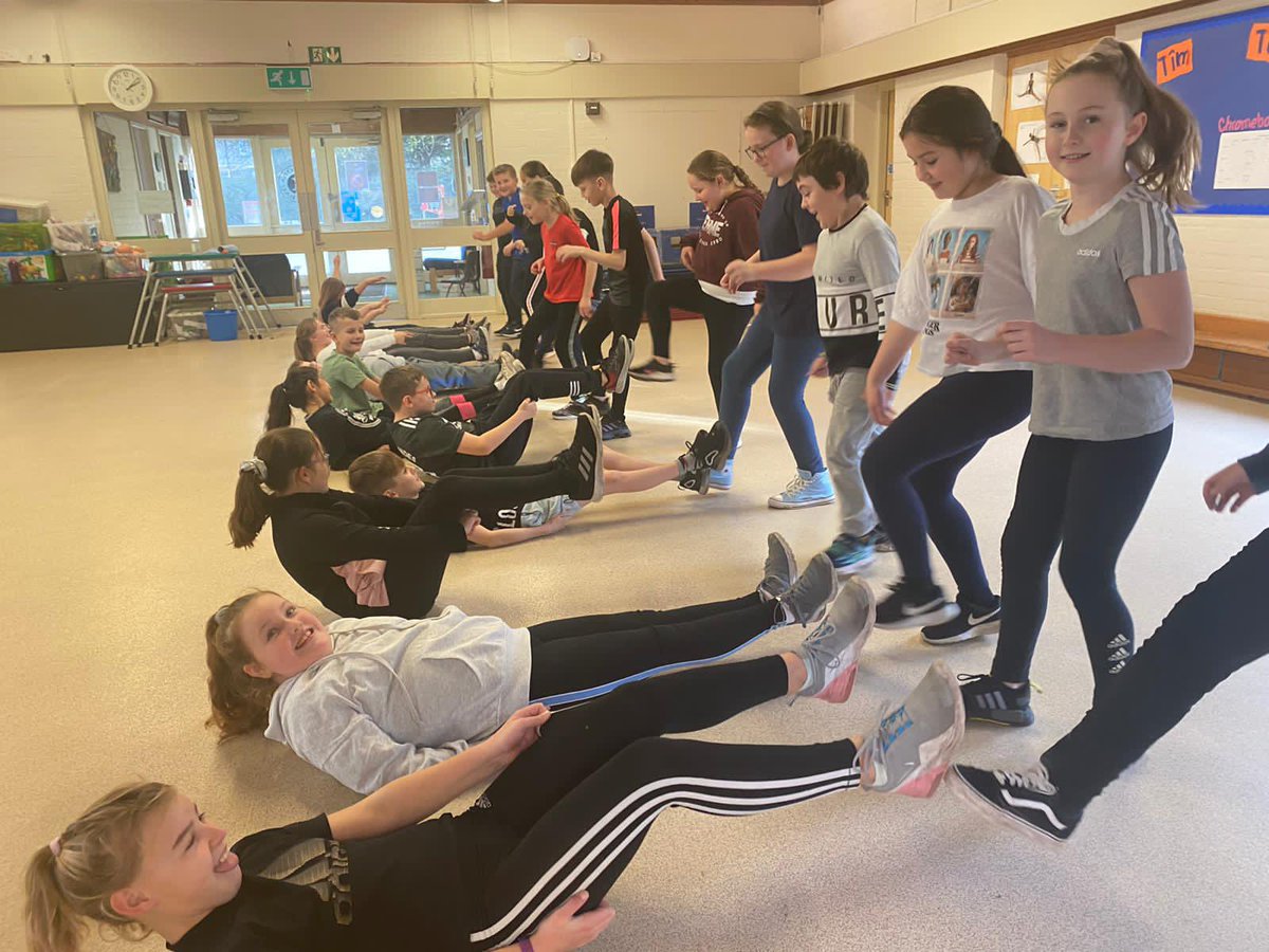 YsgolCymerau's tweet image. Bu CA2 fwynhau eu sesiynau @clocsffit gyda @Twudur! 

KS2 enjoyed their Clocs Ffit session with Tudur!