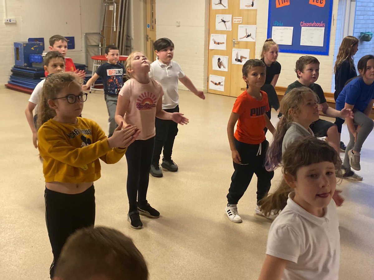 YsgolCymerau's tweet image. Bu CA2 fwynhau eu sesiynau @clocsffit gyda @Twudur! 

KS2 enjoyed their Clocs Ffit session with Tudur!