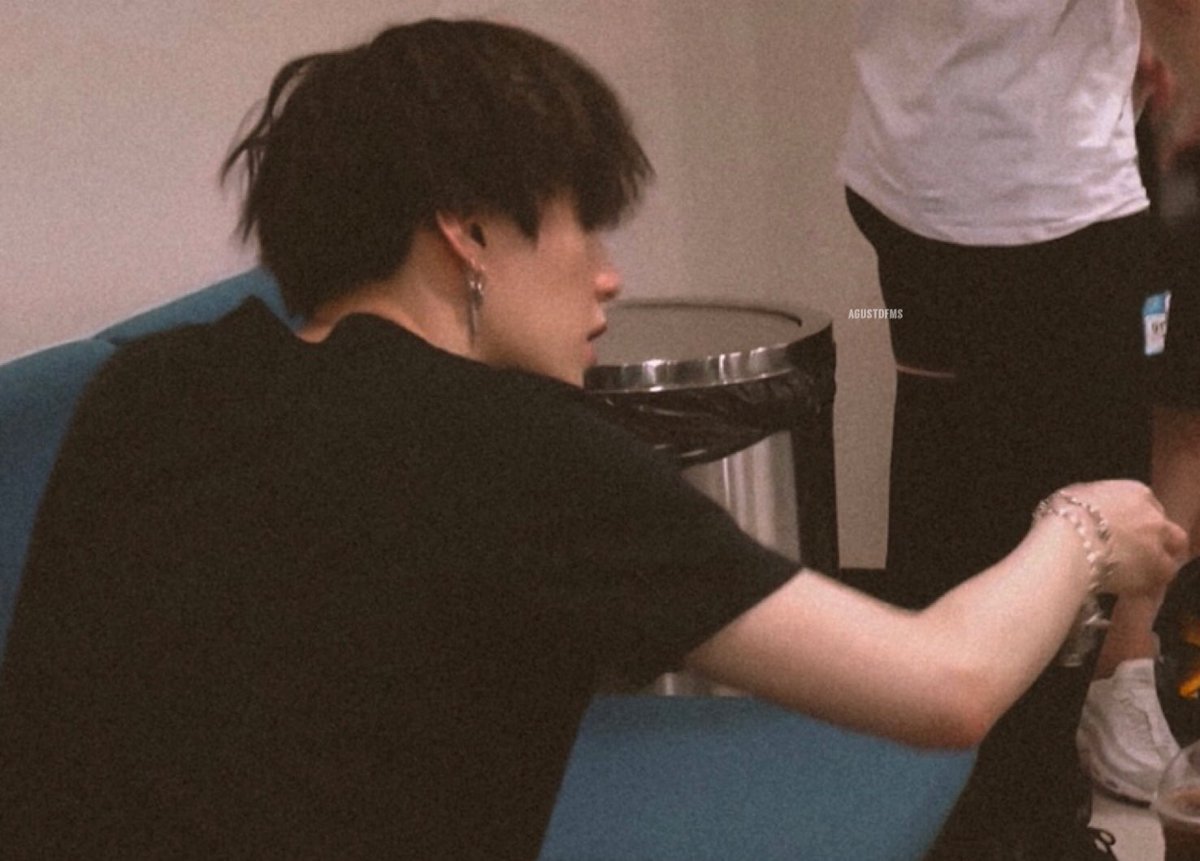 agustdfms's tweet photo. he’s so attractive https://t.co/WKJCUiVqUq