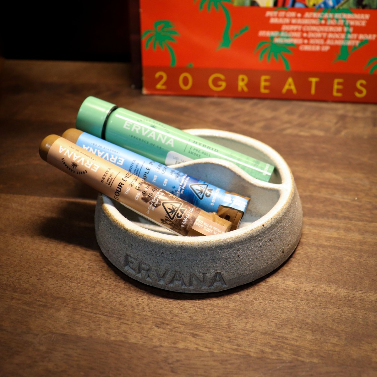 TheHighNoteCA's tweet photo. We're making shopping for the holidays a little easier with bundle deals. Today only while supplies last!
@Amigocannabis Carts + Blanket Bundle = $80 ($100 value)
@ErvanaCraft Flower + Prerolls + Bag = $100 (150 value)
Ervana Prerolls + Ashtray = $45 ($80 value) https://t.co/qoTEbxmu6A