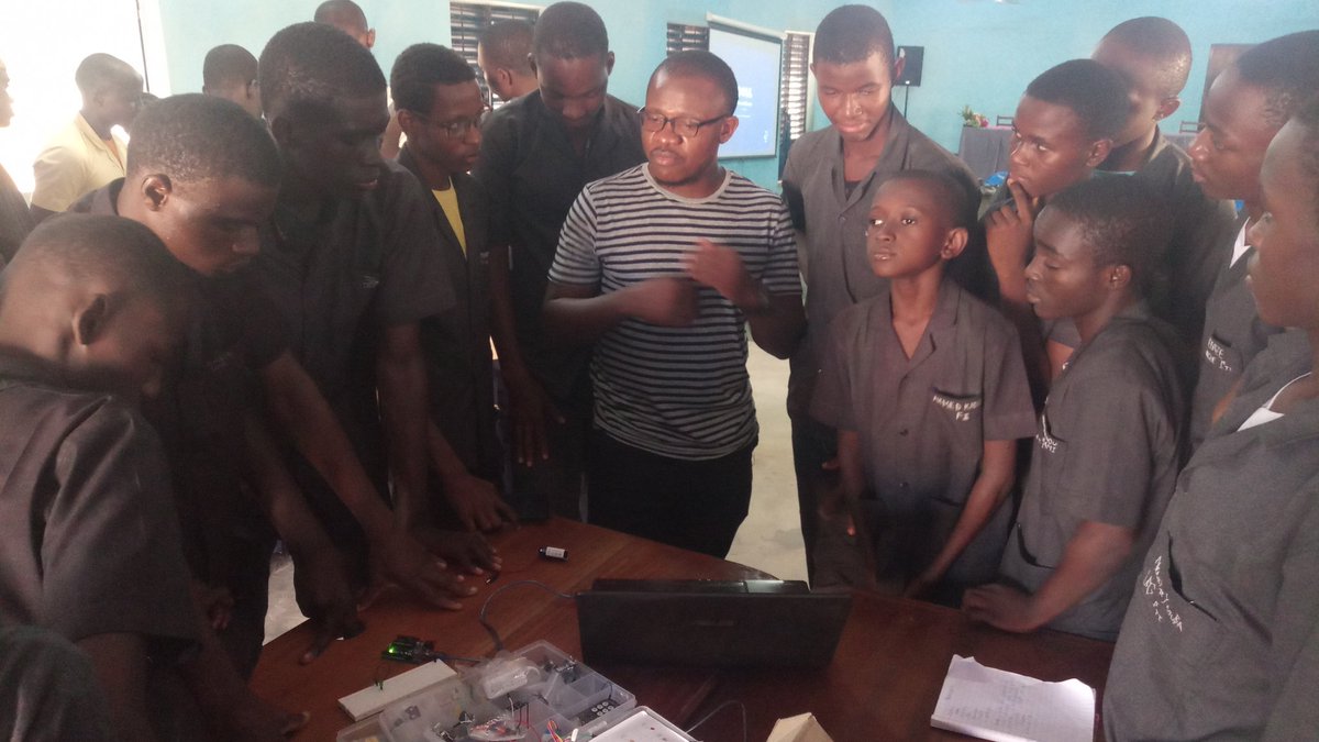 IzaneFG's tweet photo. Programmation des modules Arduino avec les élèves du Lycée Bilingue de Garoua et le Lycée Technique de Garoua Djamboutou
#SemaineNumerique
#Garoua2 https://t.co/Q7ifkAzQ3Z