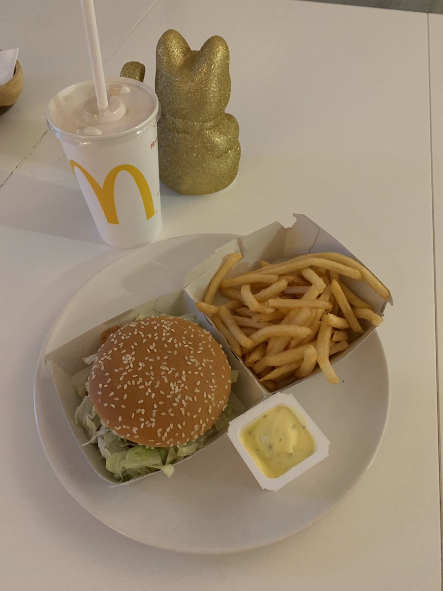 BambiOps's tweet photo. Todays victory is a medium Veggie McChicken menu with a strawberry milkshake ^^ It was so good. Last weeks have been really hard but I am proud of today. 10/10! https://t.co/nOySSqtHWd