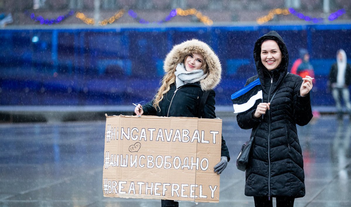 anettzz's tweet photo. tänased lemmikud on maskidega protestijad, kes leiavad, et maskid on orjastamine, ning tobidega neiud, kes tahavad hingata vabalt. bless you. https://t.co/eej0hQCDhE