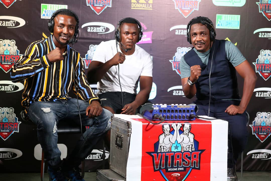 azamtvtz's tweet photo. IBRAH CLASS VS NGOMA: Mfaume Mfaume na Twaha 'Kiduku' ndiyo wachambuzi wako leo wakiongozwa na Patrick Nyembera atakayekutangazia kinachojiri ndani ya ulingo #UsikuWaVitasa
TUKO LIVE #AzamSports1HD
#VitasaNight #Vitasa2020 #VitasaNight2020 #UsikuWaVitasa2020 #IbrahClass https://t.co/jcqazGaeza