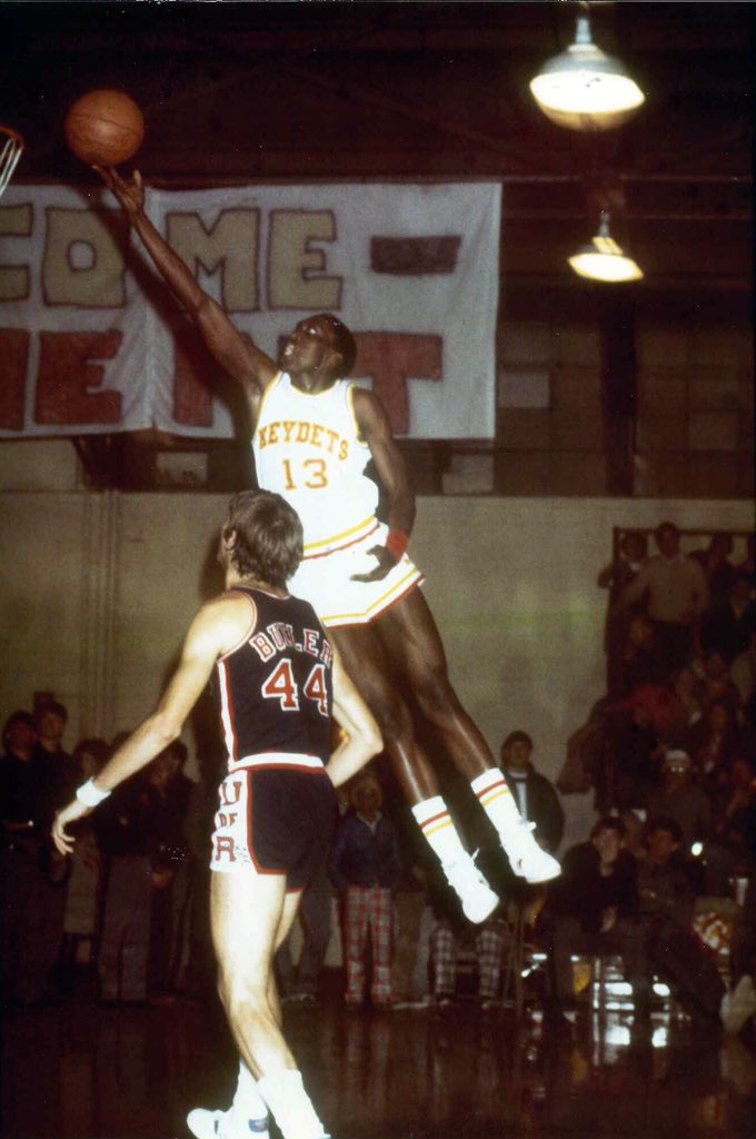 SoConSports's tweet photo. 𝐑𝐨𝐧 𝐂𝐚𝐫𝐭𝐞𝐫, #SoConHOF Class of '18. (@VMI_Basketball)

Carter scored 2,228 career points for the Keydets &amp; graduated with 7️⃣ school records, including his scoring average of 26.3 PPG his senior year.

#HOFFriday🌟 

More about Carter➡️ https://t.co/YgVFazXNw3 https://t.co/5BbuyijJY8