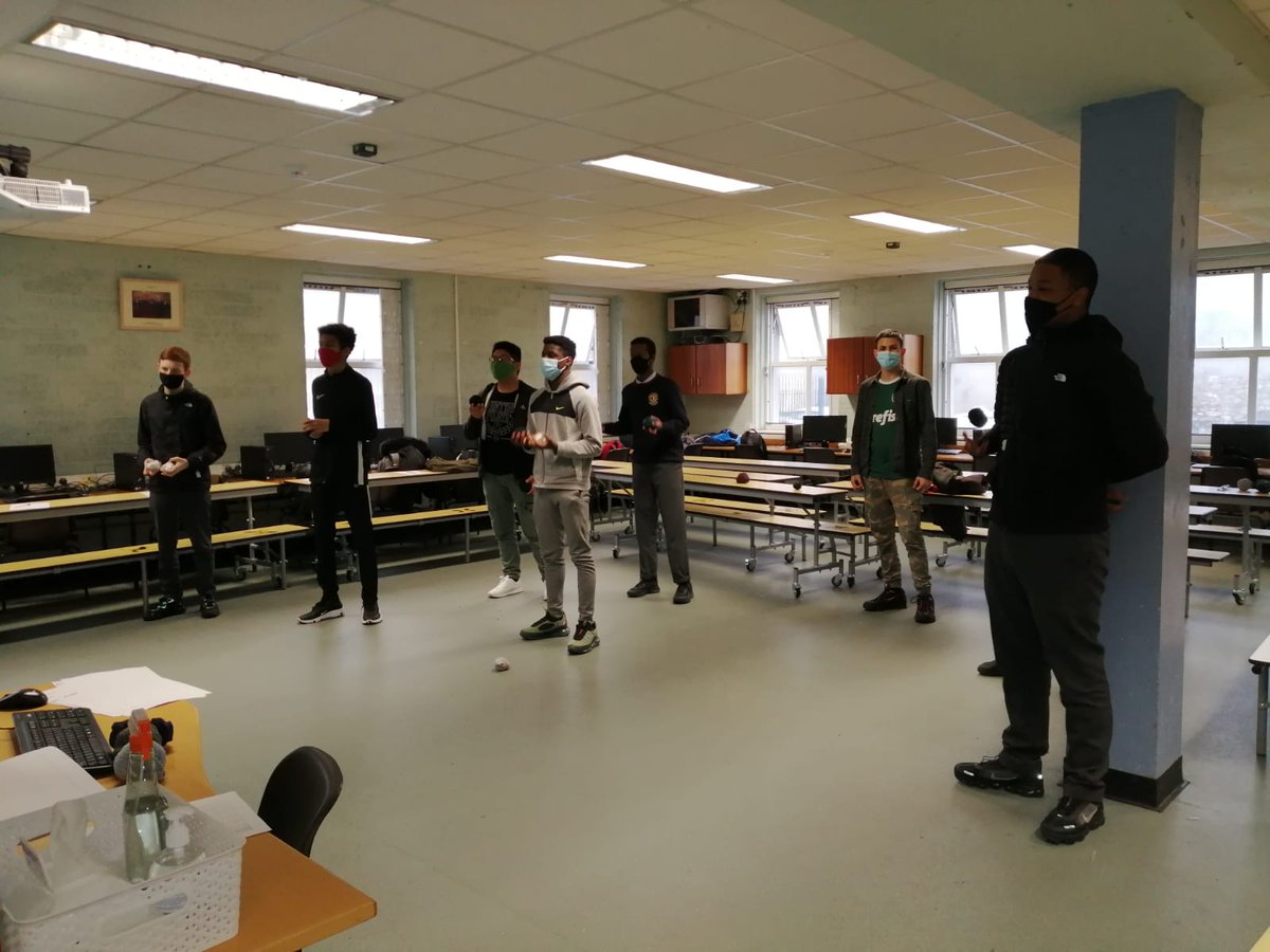 mrmathweeney's tweet image. Another good week of juggling maths @thebrunnerD7, @stjosephsborris and @olmdrimnagh. Some top young people embracing active learning. 
#VirtualJugglingWorkshops
#BlackFriday 
#teachingneverstops