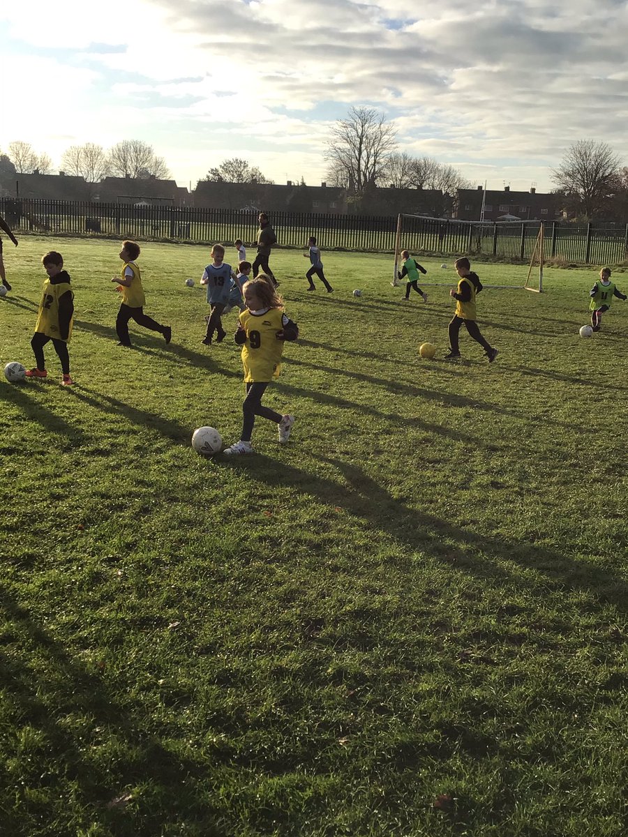 CastleHillsScaw's tweet photo. 3/4B improving their touch and control #DevelopingStars https://t.co/v924eMLQ3g