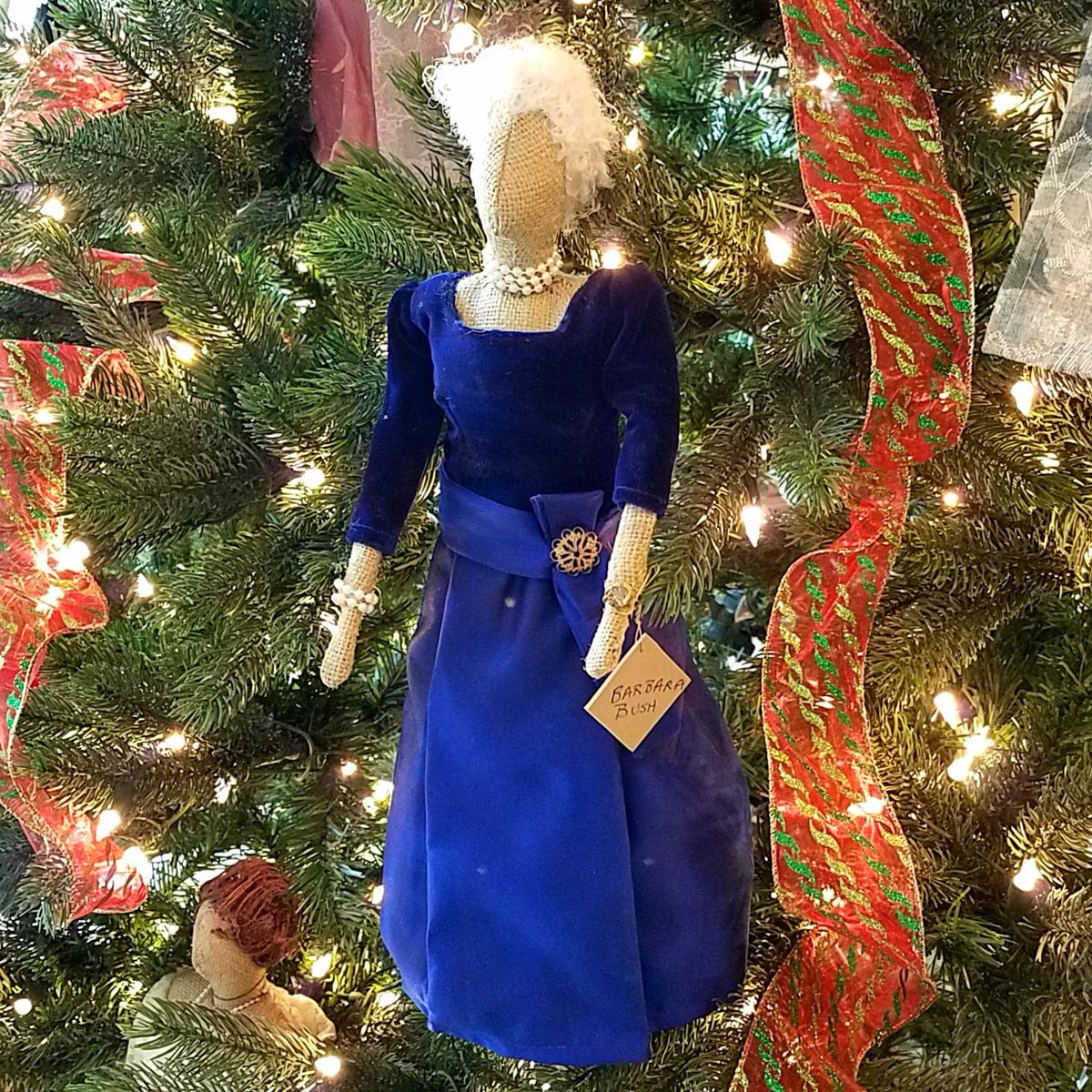 PrezPonderings's tweet photo. Meet #FLOTUS #BarbaraBush as a Christmas tree ornament. A #FirstLadies Christmas tree at the National First Ladies Museum in Canton, OH is decorated with hand made dolls of First Ladies! 
#firstlady #whitehousechristmas #xmasideas #christmastree #BarbaraBush #FLOTUS41 #POTUS41 https://t.co/SpPC8CrEAh