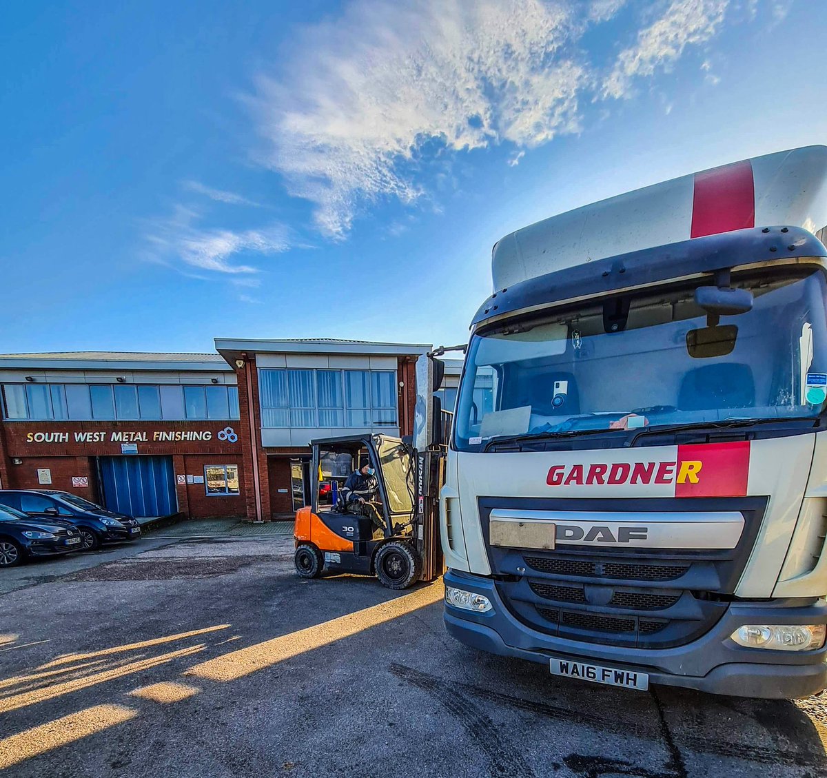 htgardnerdistr1's tweet photo. Another nice warm ☀️ day out on the road 🚛

Our driver is delivering an IBC of coating 🛢 on behalf of @CLARKETRANSPORT 

Picture courtesy of ‘Jason’ one of our Exeter based drivers 🚛

#HGV #HTGardner #ADR #Distribution #Palletised #Keyworkers #Exeter #Plymouth #Southwest https://t.co/j93lVQMvou