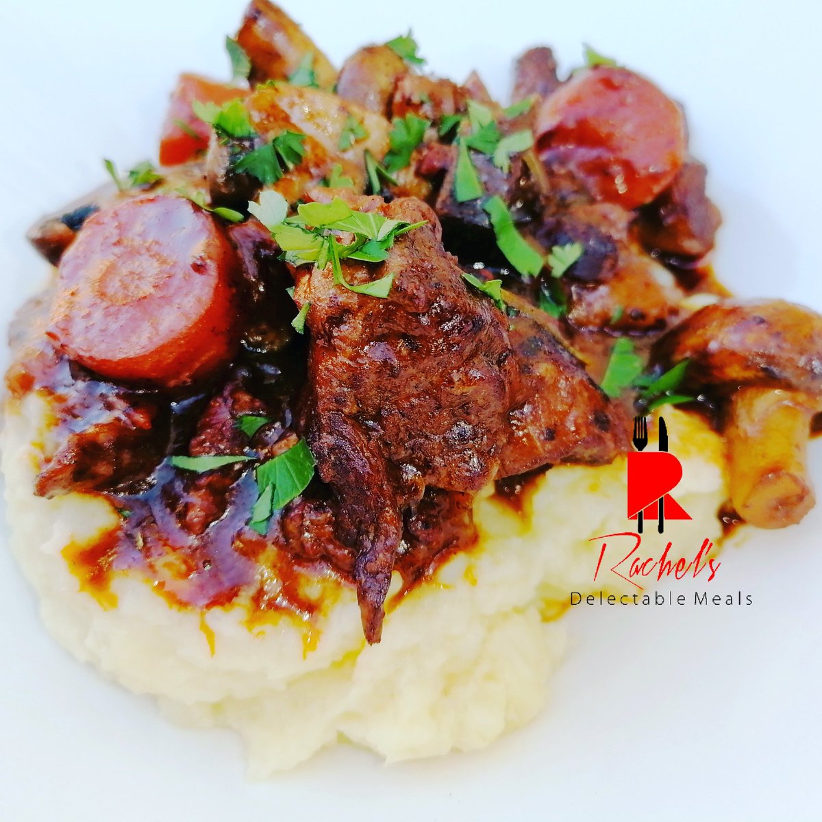 step_kitchen's tweet image. Beef Bourguignon, it never dissapoints. Slow cooked with red wine and vegetables, you're guaranteed beautiful flavors all the way.. #foodie #RecipeOfTheDay #HappyThanksgiving2020 #homemade
