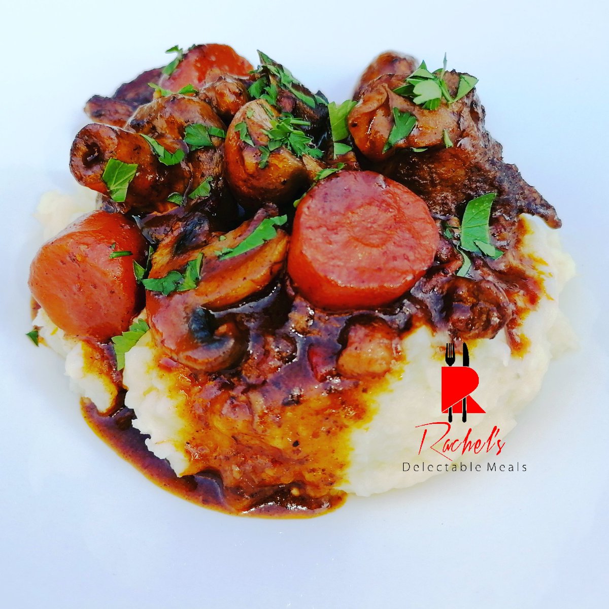 step_kitchen's tweet image. Beef Bourguignon, it never dissapoints. Slow cooked with red wine and vegetables, you're guaranteed beautiful flavors all the way.. #foodie #RecipeOfTheDay #HappyThanksgiving2020 #homemade