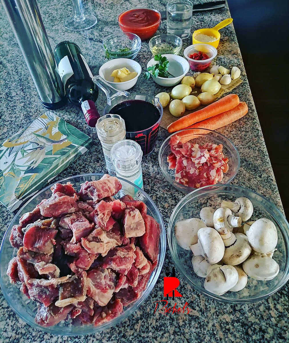 step_kitchen's tweet image. Beef Bourguignon, it never dissapoints. Slow cooked with red wine and vegetables, you're guaranteed beautiful flavors all the way.. #foodie #RecipeOfTheDay #HappyThanksgiving2020 #homemade