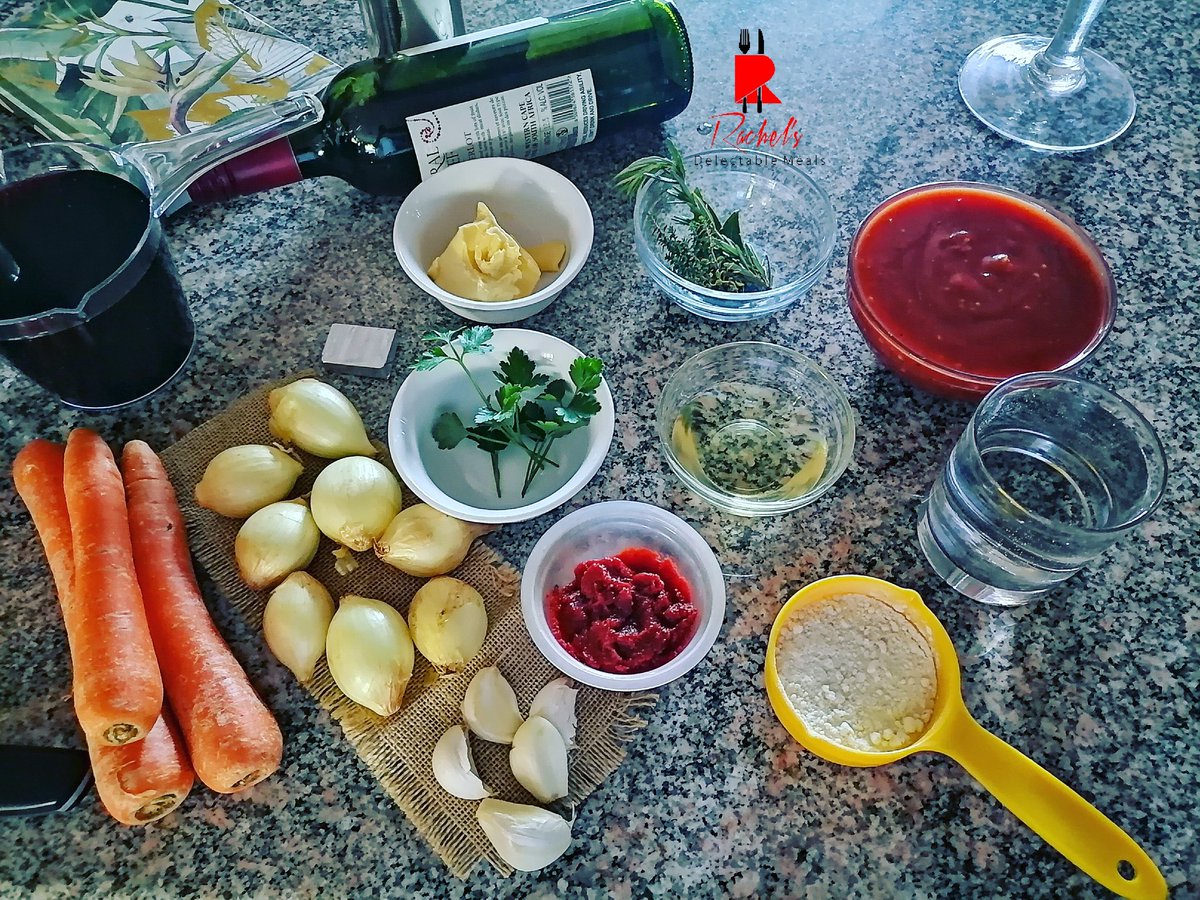 step_kitchen's tweet image. Beef Bourguignon, it never dissapoints. Slow cooked with red wine and vegetables, you're guaranteed beautiful flavors all the way.. #foodie #RecipeOfTheDay #HappyThanksgiving2020 #homemade