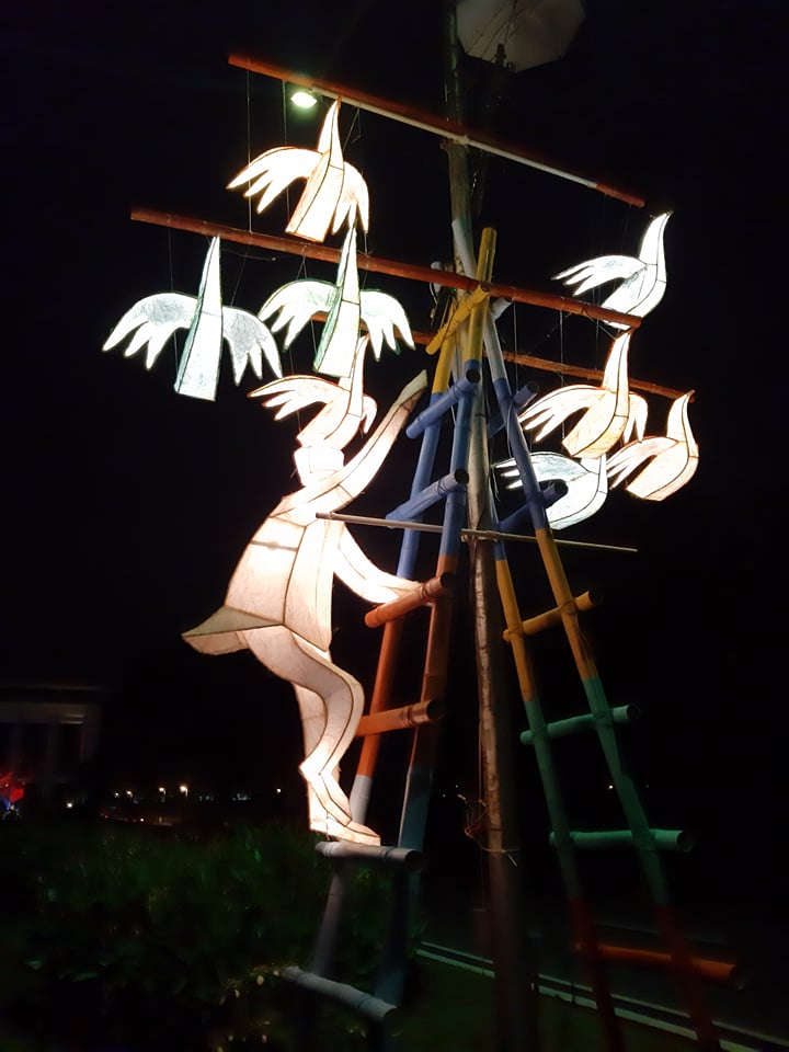 dzup1602's tweet photo. @pochofficial LOOK: Lanterns along UP Diliman's University Avenue for year-end celebration for #PAGIILAW2020 

(Photos by Gian Librojo, @dzup1602) https://t.co/3aZOZHXabg