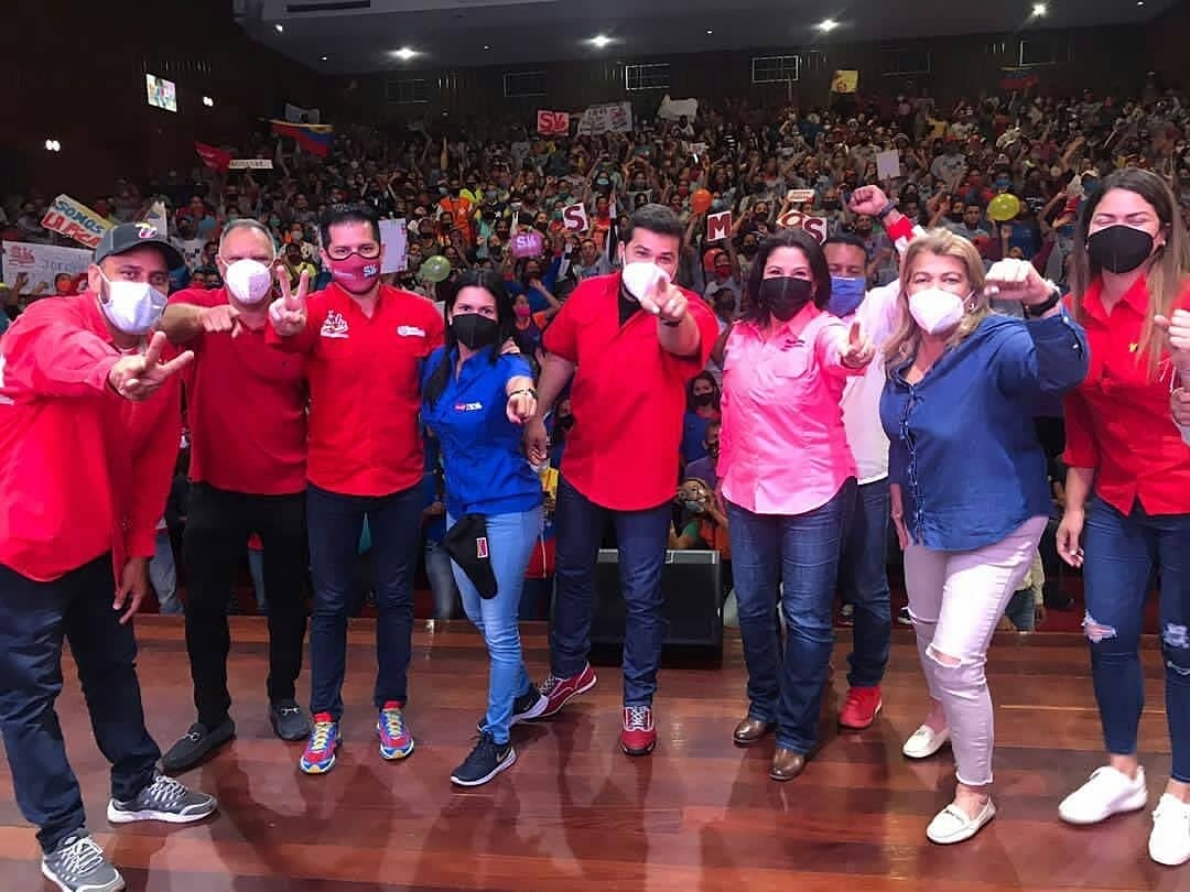 PsuvSantaCruz_V's tweet photo. #VenVamosJuntos
Los Candidatos de la Patria, en compañía del camarada @mervinmaldonado, sostuvieron un encuentro con los Brigadistas del Movimiento Somos Venezuela del estado Monagas en el Auditorio Juana Ramírez de PDVSA 🇻🇪 https://t.co/RZoS6Pr47n