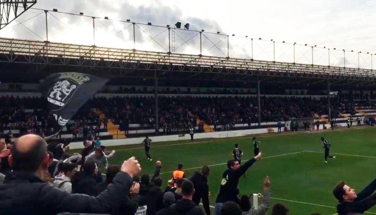 😍 Haverá melhor arte que esta bancada cheia? Juntos voltaremos a pintar o nosso 🏟 de ⚫️⚪️