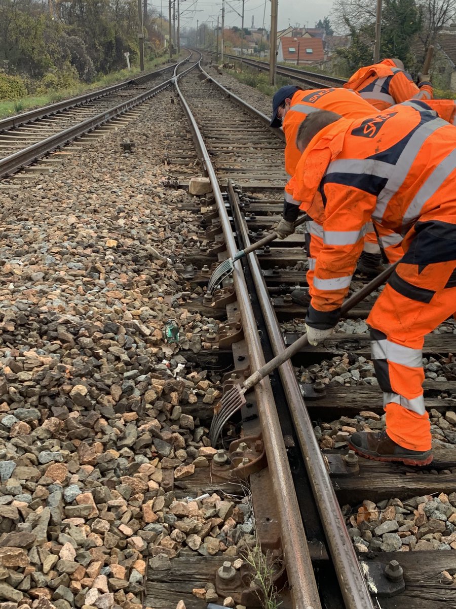 Lenfant28's tweet photo. Visite terrain sur une « Toilette d’hiver » = les agents SE, SM et voie préparent le RESEAU aux  grands froids : vérif des réchauffeurs d’aiguillages, dégagement des chambrées et transmissions, …. . Ici à Villers sur Marne @GroupeSNCF @SNCFReseau #LigneP #RERE #infrapoleParisEst https://t.co/wRsZ5bGmpf