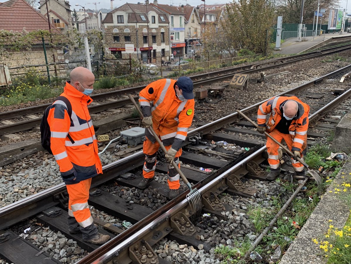 Lenfant28's tweet photo. Visite terrain sur une « Toilette d’hiver » = les agents SE, SM et voie préparent le RESEAU aux  grands froids : vérif des réchauffeurs d’aiguillages, dégagement des chambrées et transmissions, …. . Ici à Villers sur Marne @GroupeSNCF @SNCFReseau #LigneP #RERE #infrapoleParisEst https://t.co/wRsZ5bGmpf