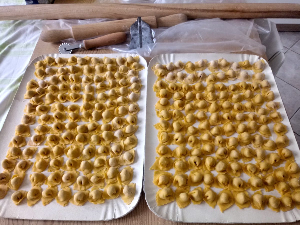 Altra angolazione! Cappelletti rigorosamente  fatti a mano ...usando il mattarello per stendere la pasta...SONO DA SPOSAREEEEEE😂❤