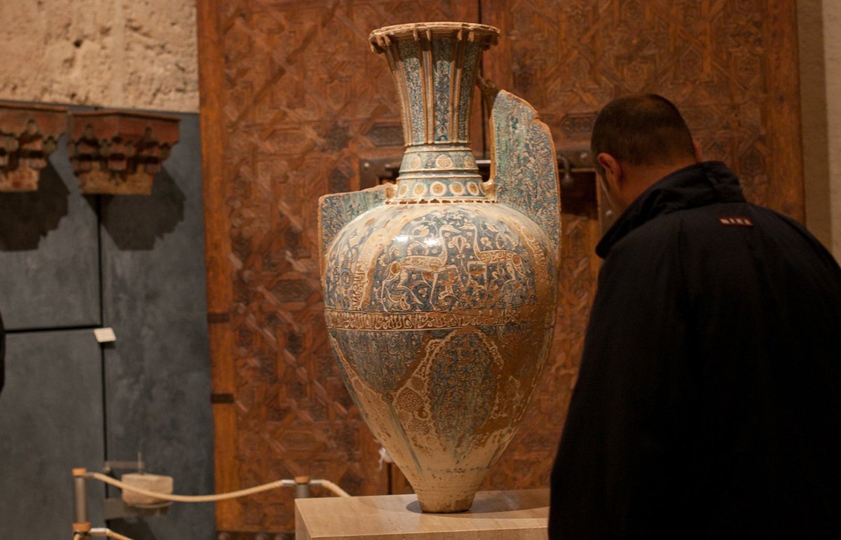 👉 🕌 La <a href="/alhambracultura/">Alhambra de Granada</a> <a href="/CulturaAND/">Cultura Junta de Andalucía</a> refuerza su apuesta digital con una visita virtual al <a href="/MuseoAlhambra/">Museo de la Alhambra</a>, para disfrutar desde casa de la mejor colección existente de arte nazarí ➡️ bit.ly/2V557ll ✅