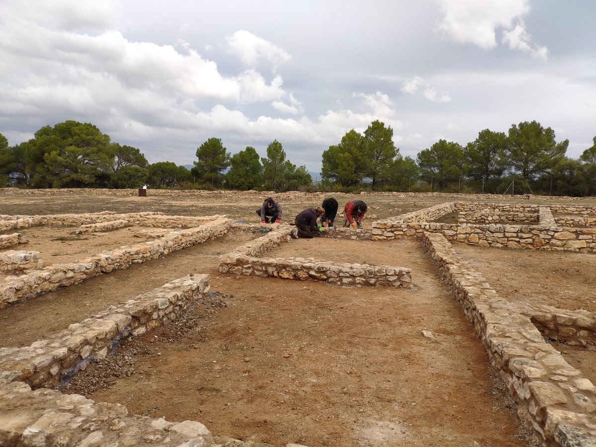 ATivissa's tweet photo. 📽️Presentació de la troballa arqueològica: moneda i prova d'encuny amb el nom de "KUM", probablement el nom ibèric de la Ciutat Ibèrica del Castellet de Banyoles, a Tivissa.
#PatrimoniTivissa #ibers #rutadelsibers
@macarqueologia https://t.co/im2P2dKjDP