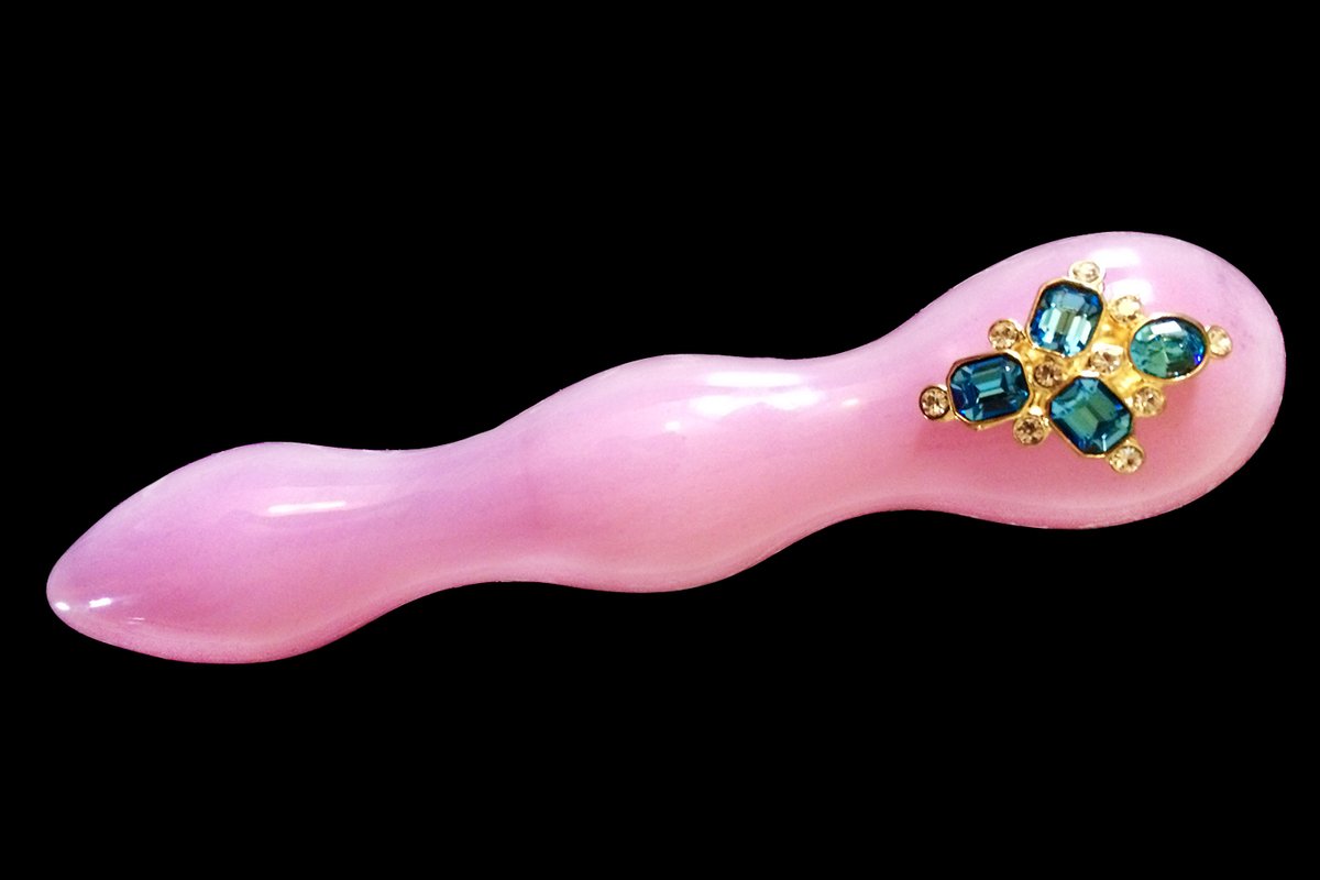 AndreaAcostArts's tweet photo. Y de nuevo, he tenido el honor de probar otro producto de la diseñadora: @shirizinn 

En @Acostas_Kitchen encontraréis la reseña del 'Dildo Baby pink de cristal con engarces de Swarovski' ✨https://t.co/LeYD7lWAQp https://t.co/PWpv9fi6QR