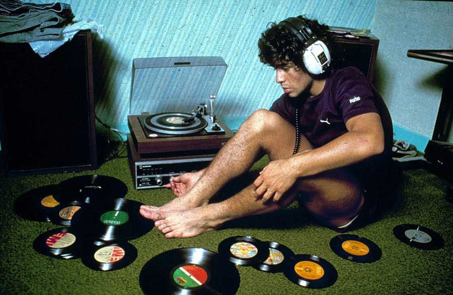 mc2radio's tweet photo. Grazie per aver giocato a calcio ⚽️ #RIP #maradona #napoli
📷 @brababella https://t.co/zOrn3KQUux