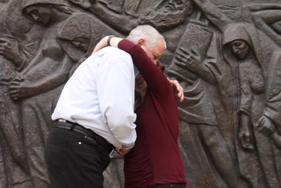 yadvashem's tweet photo. #PhotoFriday
Since the #ShoahNamesDB went online in 2004 there have been many families who have been reunited with or discovered relatives with whom they had lost contact in the wake of the Shoah
Discover the stories behind these emotional reunions: https://t.co/3JaDkiMq2W https://t.co/98RZsJ9E3S