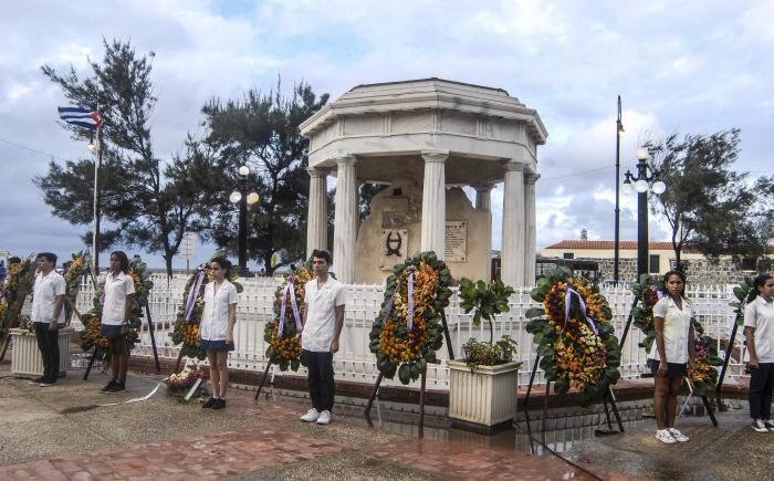 Hoy se recuerda una página triste en la historia de #Cuba, fusilamiento de los 8 estudiantes de Medicina, jóvenes inocentes que supieron mantener la dignidad y valentía ante el odio colonial. Nuestro pueblo con la juventud a la avanzada les rinde tributo en esta fecha. #SomosCuba