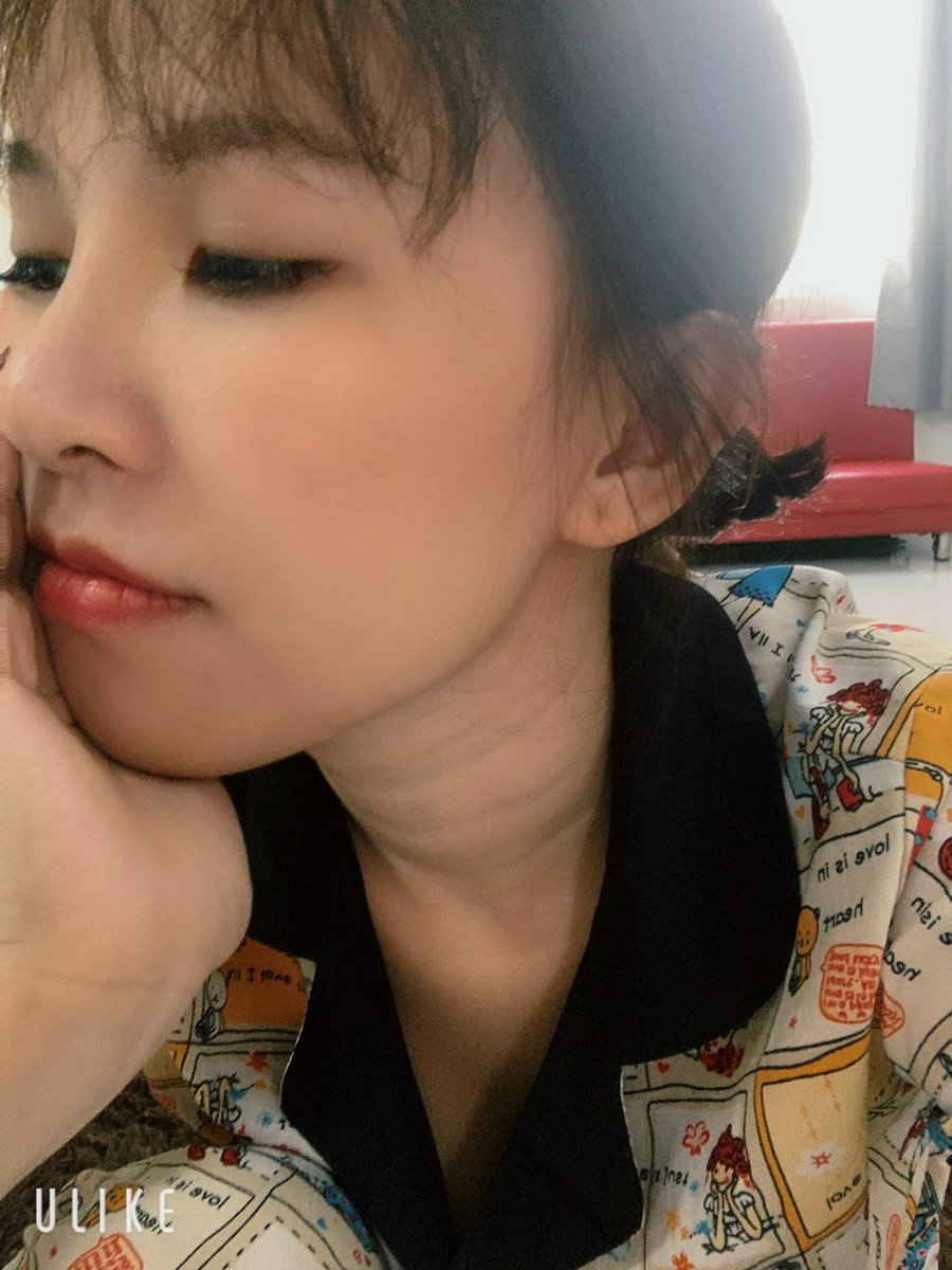 buri_son's tweet photo. Các phi công lưu ý nhé, máy bay không phải là gái gọi để cho các em muốn gần muốn xa với đặt thời gian nhé. người ta bỏ tiền ra để mua vui mà có một số ông tướng lại còn yêu cầu gần, muốn mb phụ thuộc thời gian theo mình. Kiễu đó thì qua Mỹ mà tìm mb nhé. https://t.co/vnvwWpQ58s