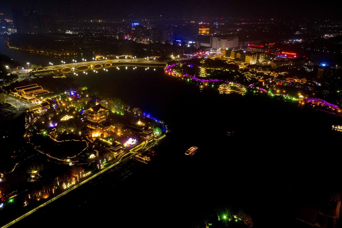 GoJiangsu's tweet photo. The Fengcheng River, an ancient moat in Taizhou, is known for being one of the best preserved moats in China. With fantastic water illumination shows and plenty of exciting activities going on around the #GrandCanal, the scenic spot is a must-visit destination! #GrandCanalInJS https://t.co/V9V5qO6x3k