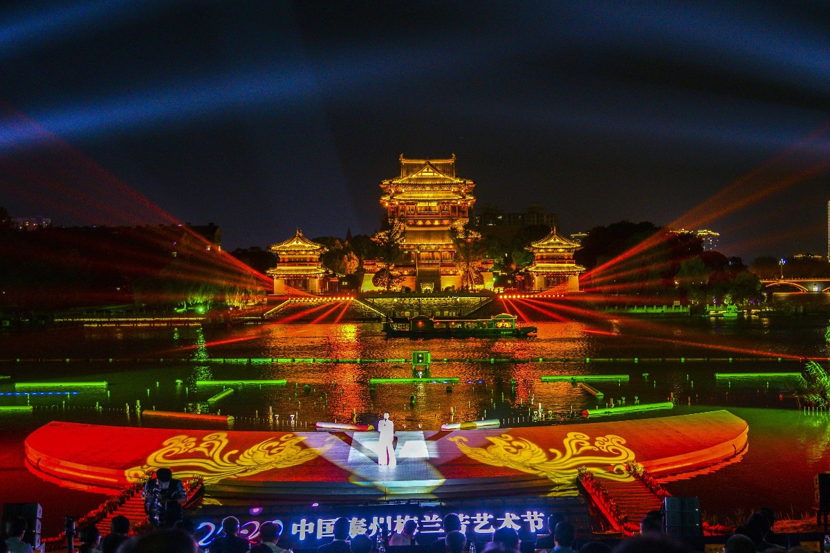 GoJiangsu's tweet photo. The Fengcheng River, an ancient moat in Taizhou, is known for being one of the best preserved moats in China. With fantastic water illumination shows and plenty of exciting activities going on around the #GrandCanal, the scenic spot is a must-visit destination! #GrandCanalInJS https://t.co/V9V5qO6x3k