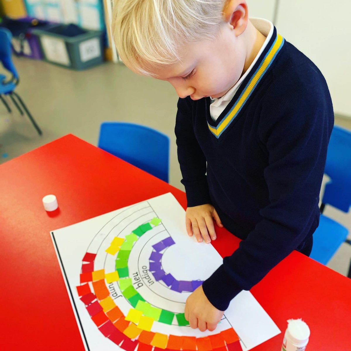 DaveniesPrePrep's tweet photo. Reception have been learning les couleurs in French and used what they had learnt to make un arc en ciel 🌈 with a partner #mfl #earlyyears #opportunities #broadcurriculum #teamwork https://t.co/LNcpa0cAi5