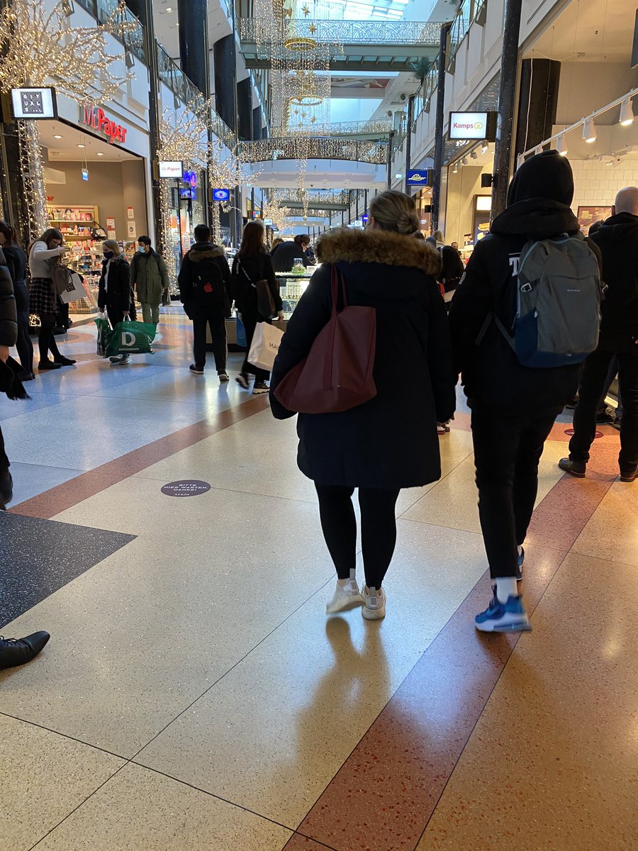 #Berlinlockdown: crowded shopping centre = fine😊
Restaurants with distancing and table service = not fine😠
Bankrupt small businesses but let conglomerates make millions over Christmas. OOOOOOKKKKKKKK. Happy that retail retains jobs but this seems grossly unfair.
