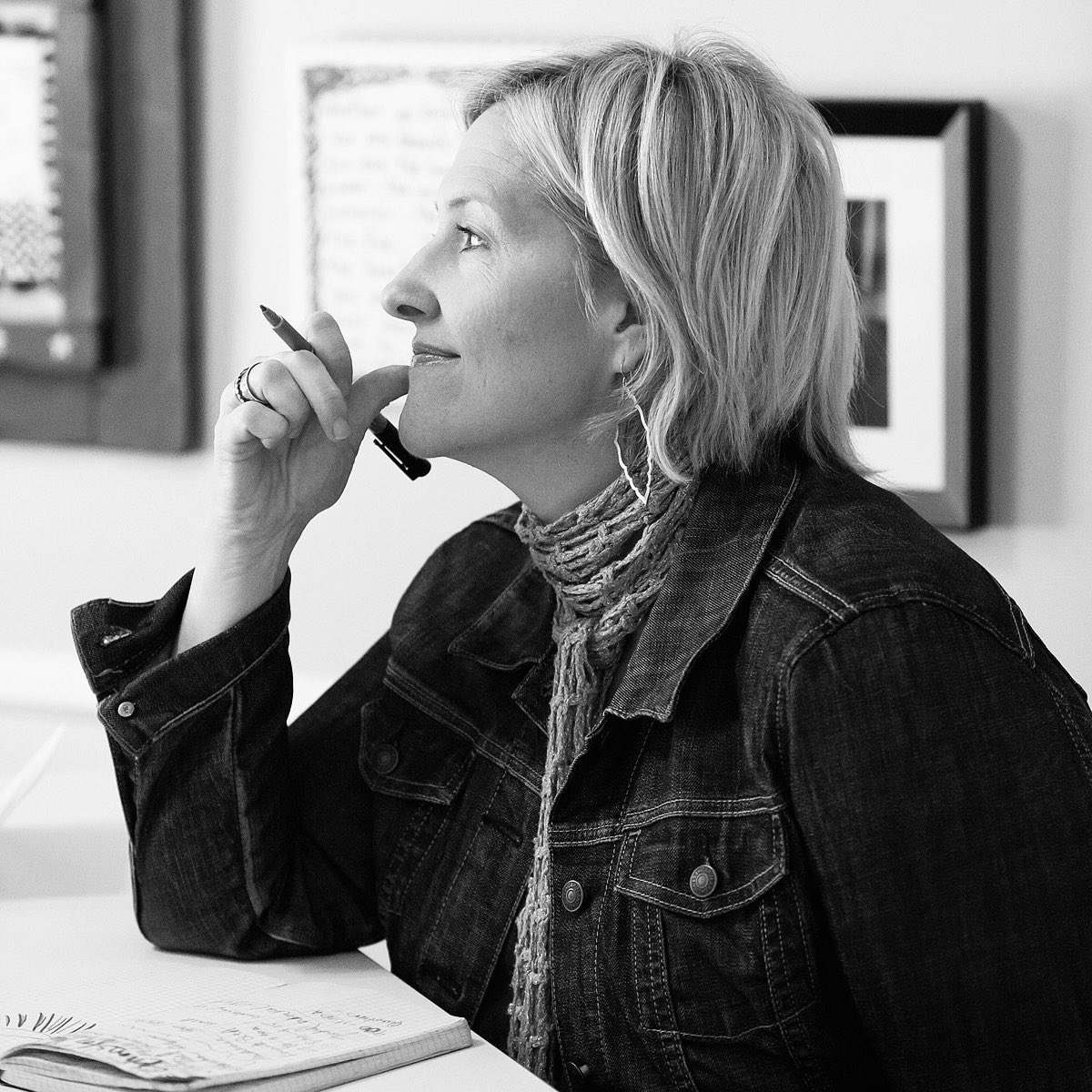 yeahsortakinda's tweet photo. ✨Brene Brown // “I can honestly say that nothing is as uncomfortable, dangerous, and hurtful as believing that I’m standing on the outside of my life looking in and wondering what it would be like if I had the courage to show up and let myself be seen.”⁣
⁣
#brenebrown #yskpod https://t.co/HDIwnk2ErA