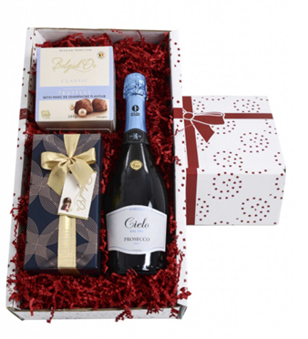 ShoutPMUK's tweet photo. Want to share the Christmas spirit without any of the hassle?🎄These Christmas hampers are perfect mailouts📬💌

AND there’s still time to send them out anywhere in the UK and Europe before the big day!🌍✨

Email us sales@shoutpm.co.uk now 💻

#christmasmerch #promotionalmerch https://t.co/gM84DWPUXF