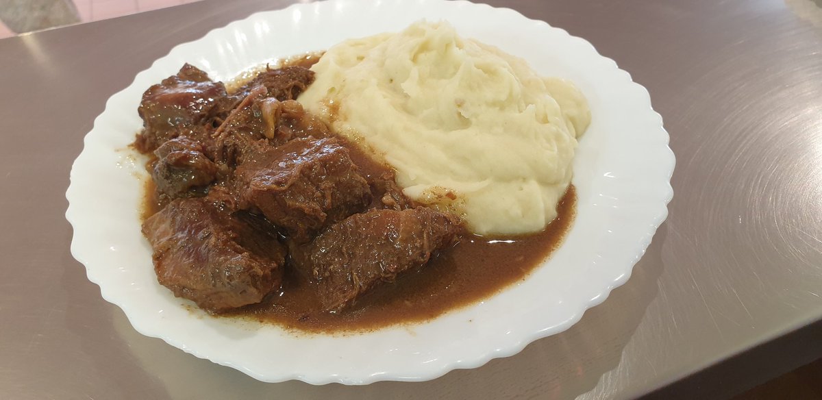 Ch_Aurejac's tweet photo. Animation"Belgique"aujourd'hui dans les écoles de Pernes-les-Fontaines(84)
Salade pain d'épices,carbonnade flamande(boeuf bio de l'Aubrac),confit de pommes de terre et endives,moelleux fruits rouges et spéculoos maison😋 @innovationculi1 @Elior_France @magma1970 @Charlotte_innov https://t.co/tNJGfWoubw