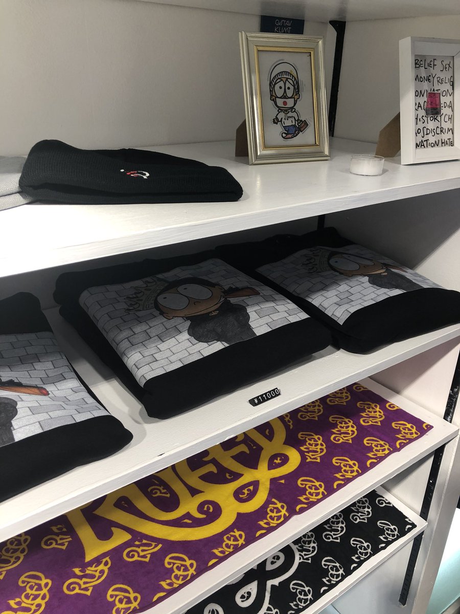 RUEED_INFO's tweet photo. RUEED STORE in 原宿
.
New Album「Q &amp; K」のCD盤先行販売をはじめNew Arrival GoodsやRUEED作のイラストアート(Limited prints),本人によるLA買い付け品等を販売します!!
.
#RUEED #Mastermind #RUEEDSTORE https://t.co/f5SDN0PHDA