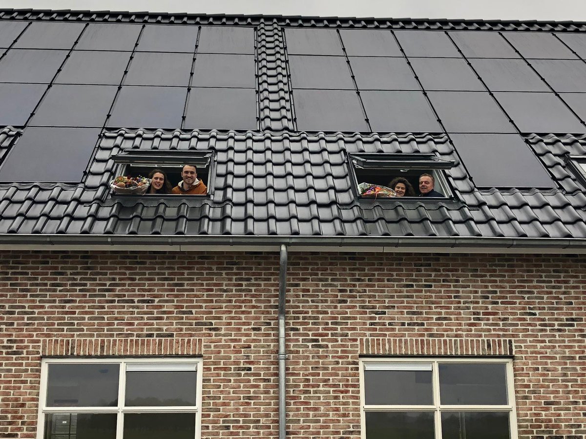 BouwRegeling's tweet photo. - OPLEVERING DUBBELE WONING - 
Na een plezierige oplevering laten wij enthousiaste en tevreden klanten achter in Nijeveen. We wensen beide bewoners veel geluk met de woning en bedanken #Brummelhuis voor de fijne samenwerking. #VEH https://t.co/1ZQ7r6JnR2