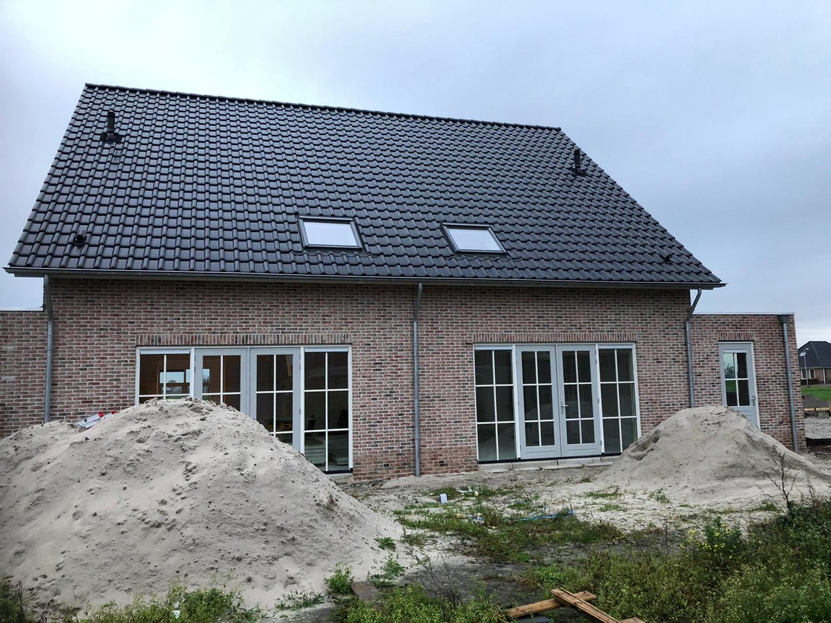 BouwRegeling's tweet photo. - OPLEVERING DUBBELE WONING - 
Na een plezierige oplevering laten wij enthousiaste en tevreden klanten achter in Nijeveen. We wensen beide bewoners veel geluk met de woning en bedanken #Brummelhuis voor de fijne samenwerking. #VEH https://t.co/1ZQ7r6JnR2