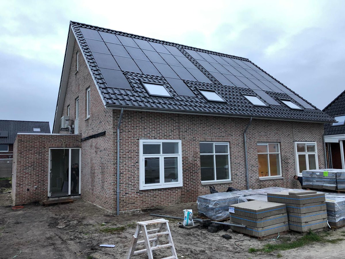 BouwRegeling's tweet photo. - OPLEVERING DUBBELE WONING - 
Na een plezierige oplevering laten wij enthousiaste en tevreden klanten achter in Nijeveen. We wensen beide bewoners veel geluk met de woning en bedanken #Brummelhuis voor de fijne samenwerking. #VEH https://t.co/1ZQ7r6JnR2