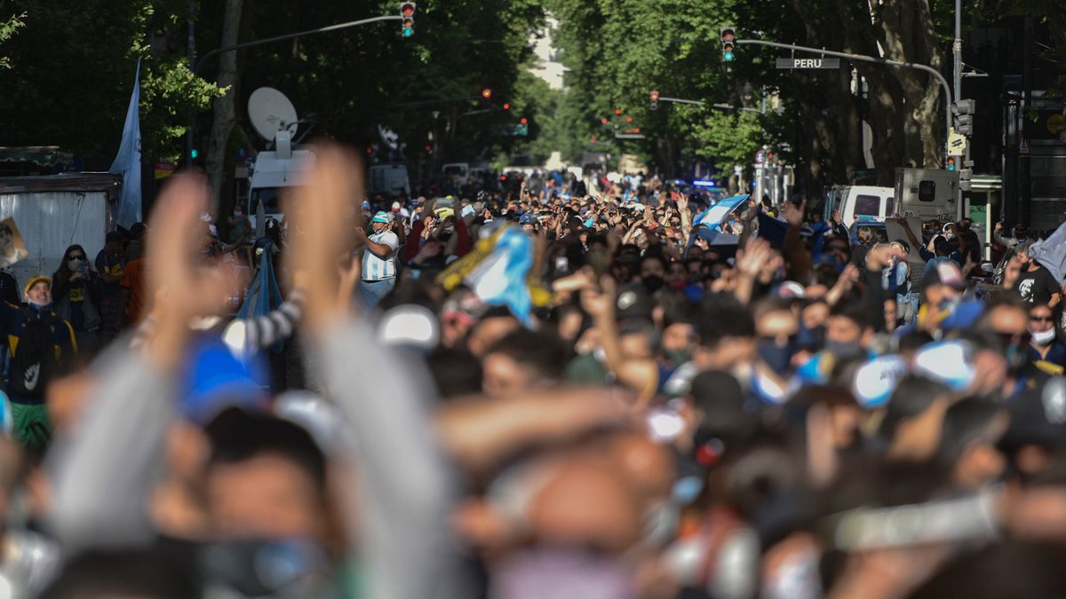 mundotkmcom's tweet photo. 20 mejores fotos del último adiós a Maradona

- Tras el velorio público en la Casa Rosada, el cuerpo de Diego fue trasladado al cementerio privado de Bella Vista.

https://t.co/tCFWcQIhJn https://t.co/hh5D3pebLV