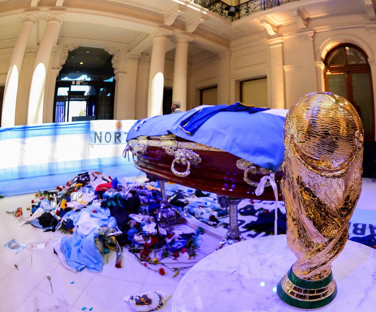 mundotkmcom's tweet photo. 20 mejores fotos del último adiós a Maradona

- Tras el velorio público en la Casa Rosada, el cuerpo de Diego fue trasladado al cementerio privado de Bella Vista.

https://t.co/tCFWcQIhJn https://t.co/hh5D3pebLV