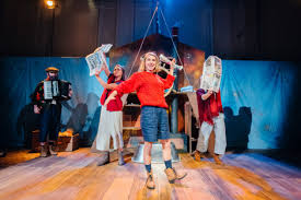 Another younger show we loved was  @WardrobEnsemble Little Tim and the Brave Sea Captain  @BristolOldVic. It was gorgeous and funny and fast paced and had beautiful songs. BRING IT BACK!