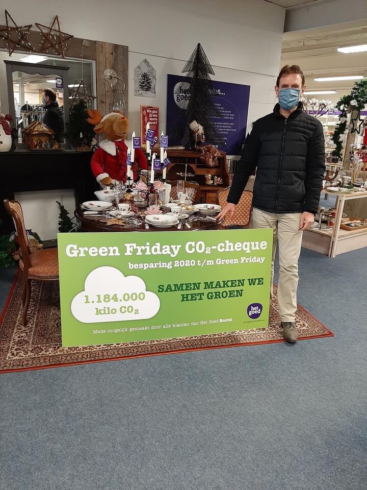 PMVDWIEL's tweet photo. Geen Black Friday maar Green Friday. Groen tegengeluid: 1 kg hergebruik=1 kg CO2 besparing.  @HetGOED @Boxtel reikte mij CO2-besparingscheque 2020 uit. 1.184.000 kg CO2-besparing. Komt overeen met CO2-opname van ruim 162.185 bomen, die samen bos vormen van ruim 649 voetbalvelden https://t.co/bMQ0trQODe