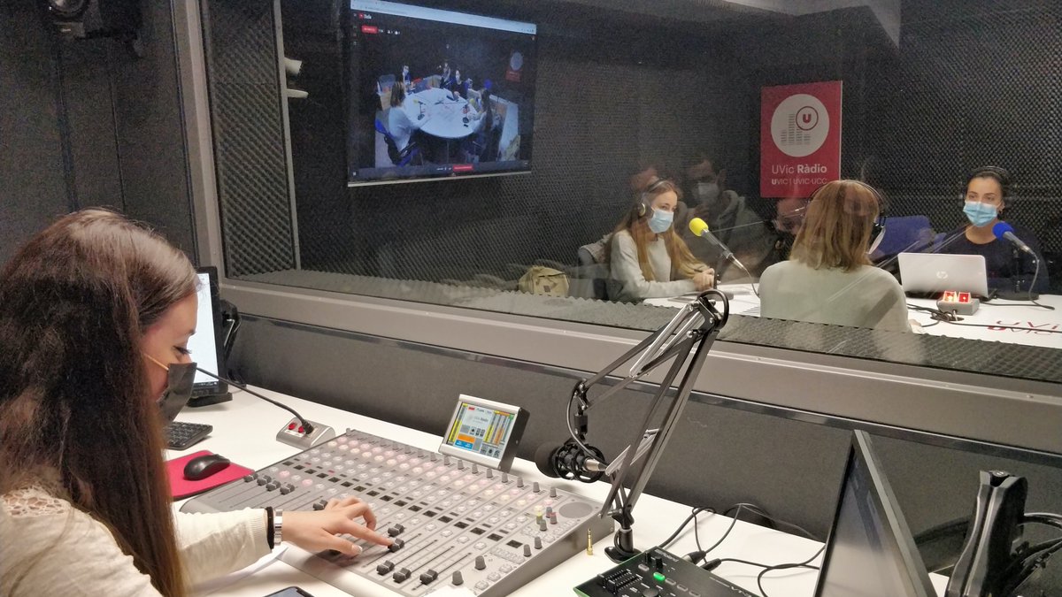 PEViolenciaGene's tweet photo. Els estudiants de Taller Avançat de Ràdio han acabat avui la seva programació especial pel #25N. Aquí us deixem   l'últim programa, fet per la Núria Cabrera, l'Óscar Cáceres, la Mireia Largo, la Laura López i la Patricia Moral.
https://t.co/JWZCKejI4p https://t.co/siAiM57lSR
