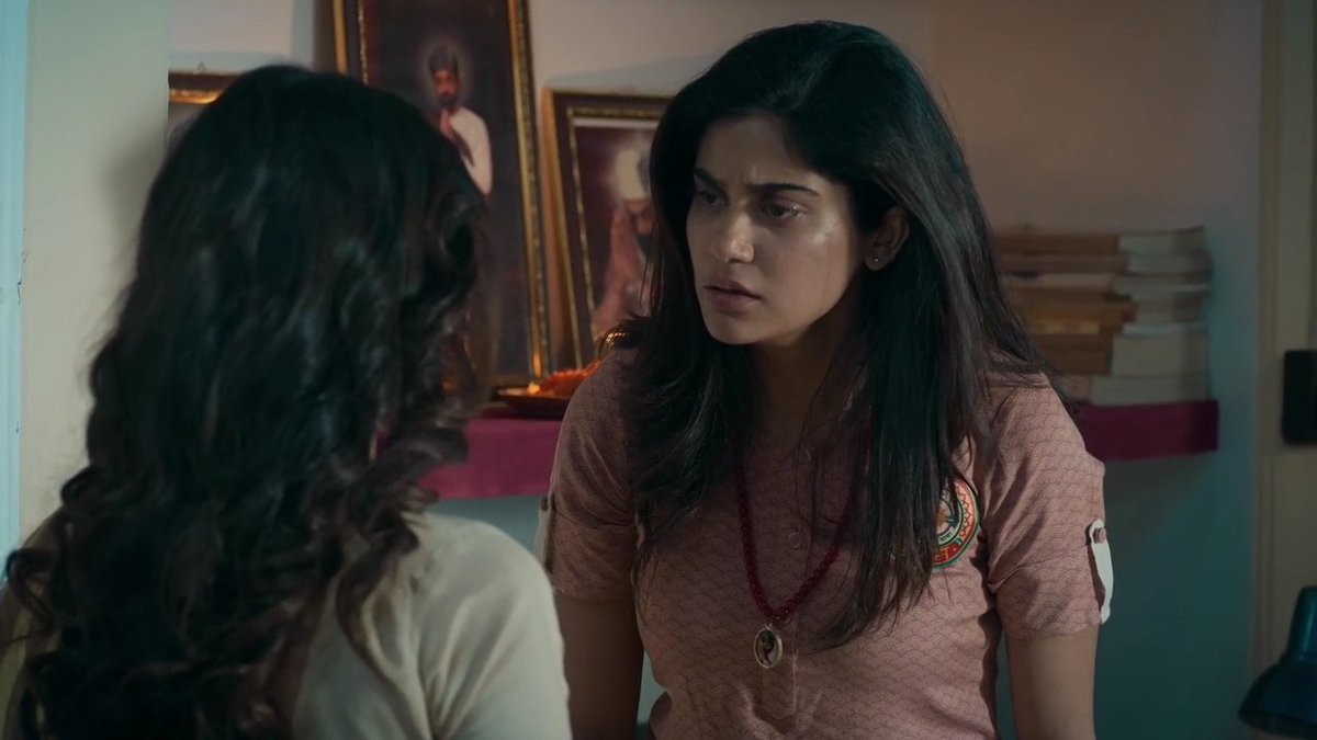 Hrithiikstan's tweet photo. #AditiPohankar's sometimes resembles #JanhviKapoor in looks but in terms of acting she is so finest actor on OTT... Please release #AashramChapter3 ASAP @MXPlayer https://t.co/bccsEx7EGI