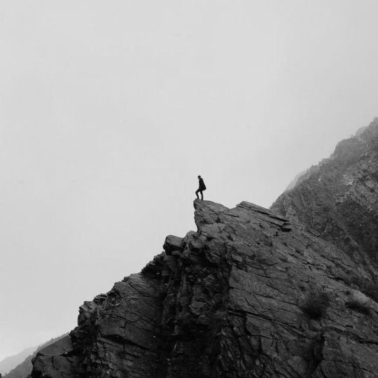 PRedondas's tweet photo. Tenemos que obligar a la realidad 
a que responda a nuestros sueños, 
hay que seguir soñando 
hasta abolir la falsa frontera 
entre lo ilusorio y lo tangible, 
hasta realizarnos 
y descubrirnos que el paraíso 
estaba ahí, a la vuelta 
de todas las esquinas.

Julio Cortázar https://t.co/5rHLGx1xCQ